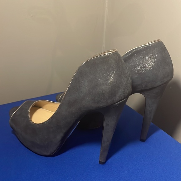 5 in Heels - Picture 3 of 5